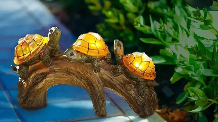 Solar Powered Turtles on Log Decoration Ultra Durable Polyresin Intricate Detailing koi Pond decoration